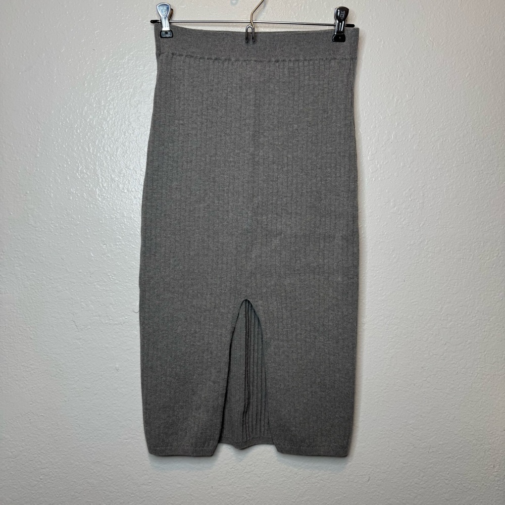 Gianni Bini Gray Sweater Skirt With Front Slit Size Small Fall/Winter Staple